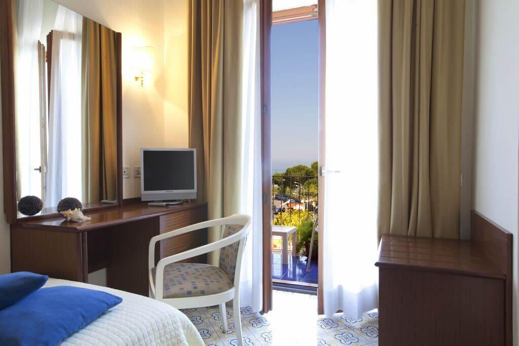 Hotel Tirrenia Sorrento Exteriör bild