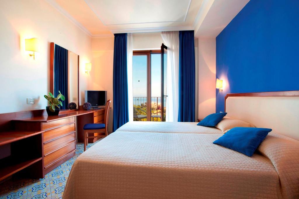 Hotel Tirrenia Sorrento Exteriör bild