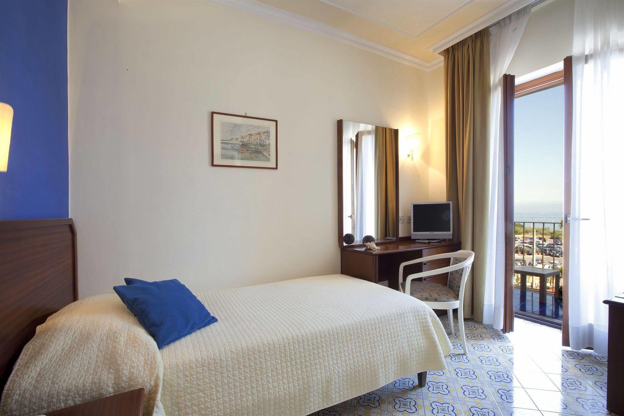 Hotel Tirrenia Sorrento Exteriör bild