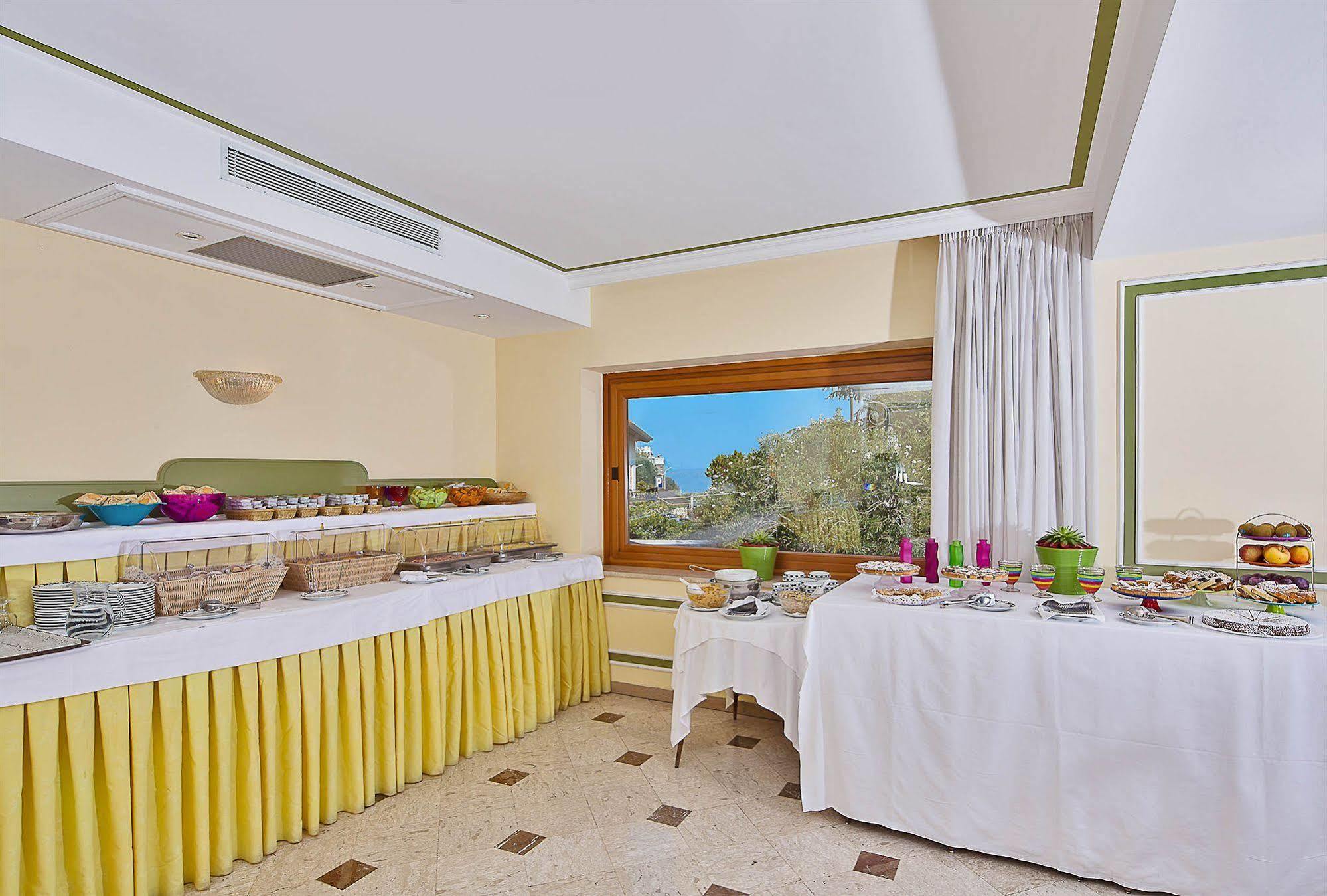 Hotel Tirrenia Sorrento Exteriör bild