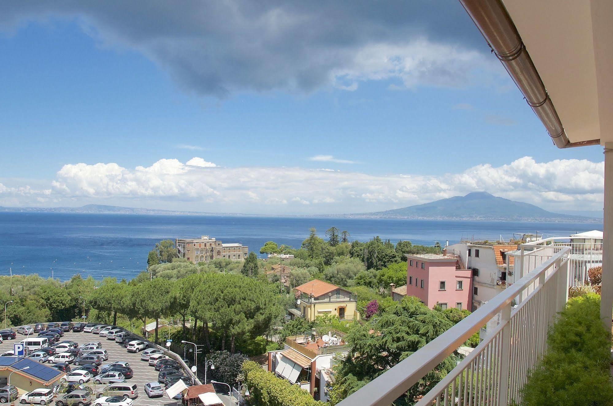 Hotel Tirrenia Sorrento Exteriör bild