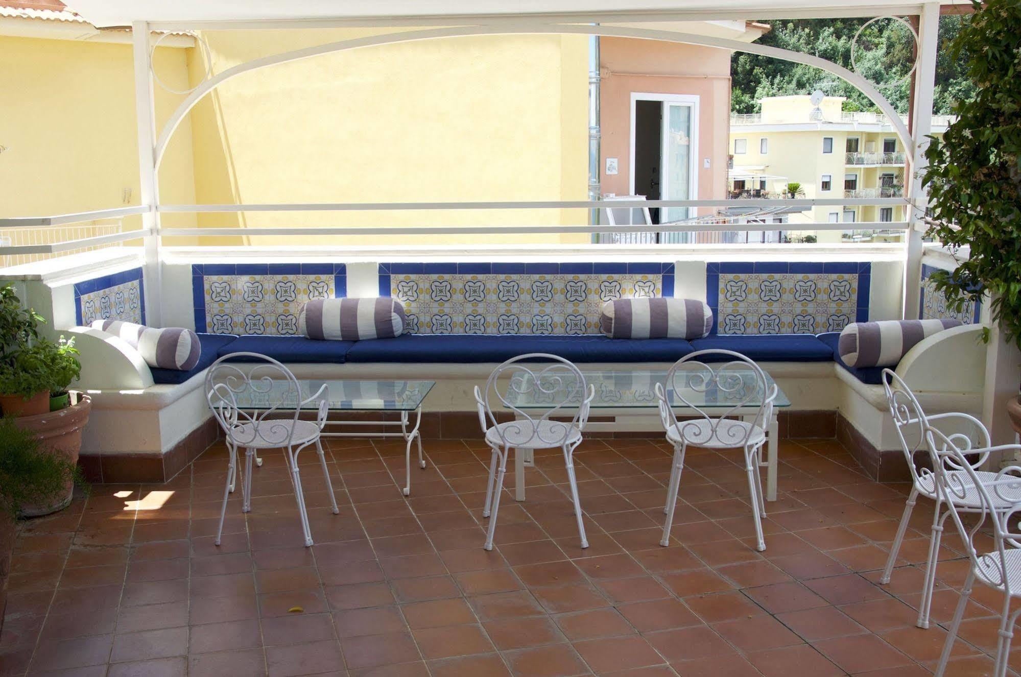 Hotel Tirrenia Sorrento Exteriör bild