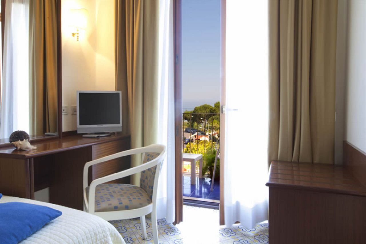 Hotel Tirrenia Sorrento Exteriör bild